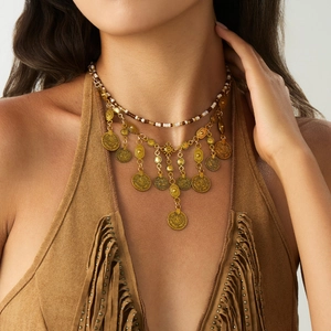 Collier bohème doré à plusieurs rangs avec pendentifs pièces et perles ethniques