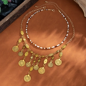Collier bohème à pendentifs pièces d'or et perles exotiques en design double épaisseur