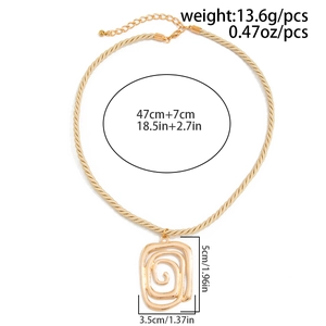 Nahaufnahme der goldenen Kordelkette mit einem strukturierten Spiral-Rechteck-Anhänger