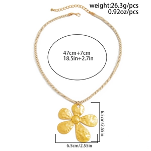 Detailansicht des großen gehämmerten Blumenanhängers mit verstellbarer Seilkette in Gold