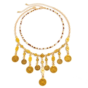 Collier ethnique bohème avec perles blanches et pendentifs de pièces d'or vintage