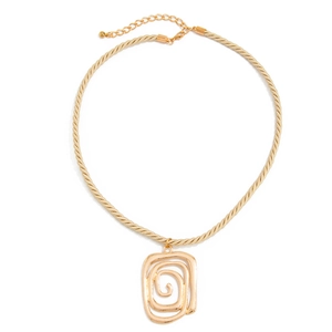 Goldene Halskette mit unregelmäßigem Spiralanhänger und gedrehter Seilkette auf weißem Grund