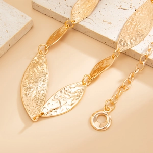 Detail einer böhmischen Gold-Taillenkette mit Hammerschlag-Textur und Metallringen