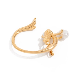 Bracelet manchette sirène dorée avec perle blanche et design océanique mystique