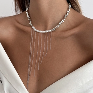 Collier de perles fantaisie avec pampilles argentées et design à franges multicouches