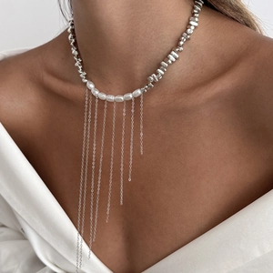 Collier à franges en perles baroques avec perles en métal argenté sur un mannequin