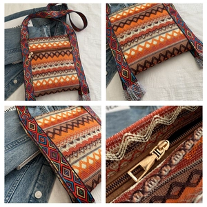 Vue détaillée du sac en toile bohème avec motifs géométriques et pampilles à franges