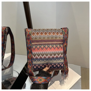 Vue détaillée du sac bandoulière bohème en toile tissée avec motifs géométriques et franges