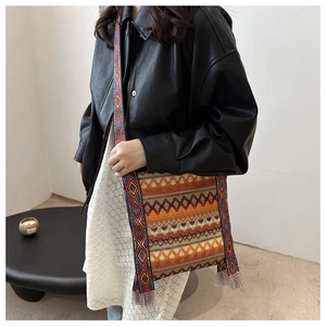 Détail d'un sac carré en toile tissée bohème avec motifs géométriques et franges