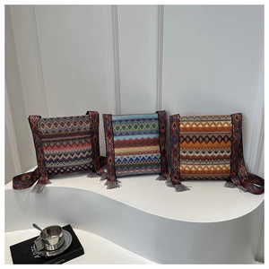 Vue détaillée de sacs carrés en toile bohème avec motifs géométriques tissés et pompons
