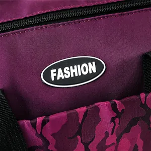 Nahaufnahme der lila Nylontasche mit Fashion-Logo und Tarnmuster-Details am Boden