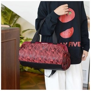 Detail der roten Camouflage-Reisetasche mit schwarzem Boden und verstellbaren Gurten