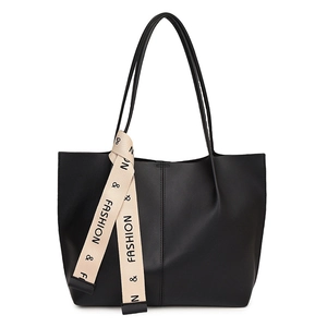 Sac cabas minimaliste en cuir noir avec ruban lettré élégant et longues bandoulières