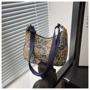 Détails du tissu jacquard à fleurs et de la bandoulière réglable du sac en toile