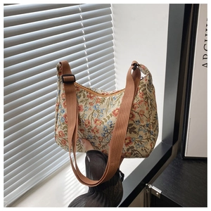 Détail du tissu jacquard à fleurs avec motifs tissés sur un sac à main style hobo