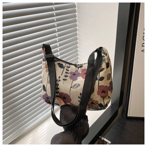 Détail du tissu floral tissé du sac à bandoulière avec sangle en toile ajustable