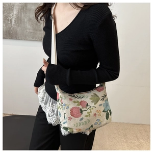 Sac bandoulière en tapisserie florale avec motif jacquard rétro porté par le mannequin