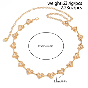 Détail d'une chaîne de taille dorée à cœurs avec perles et étiquettes de mesure