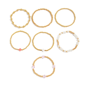 Ensemble de 7 bracelets en perles dorées avec pendentif croix et étoiles roses