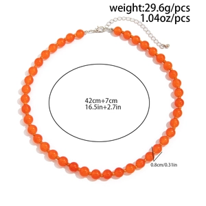 Detailweergave van oranje glazen kralenketting van 8 mm met een lengte van 42 cm en slotje