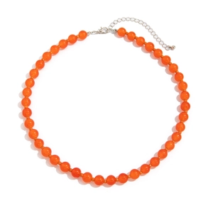 Elegante oranje glazen kralenketting met verstelbare zilveren karabijnsluiting op wit