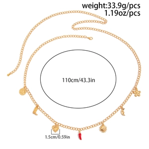 Dettaglio della catena da vita dorata di 110cm con ciondoli sole, luna e cuore su bianco