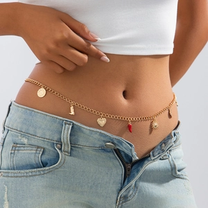 Catenina dorata in vita con ciondoli sole, stivale e peperoncino su jeans azzurri