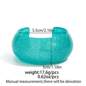 Dettaglio del bracciale rigido glitter verde petrolio con diametro 5,5 cm e larghezza 3 cm