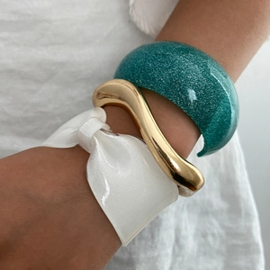 Bracciale In Lega D'oro A Onde Irregolari E Braccialetto In Resina Glitterata Con Fiocco Gioielli Da Donna