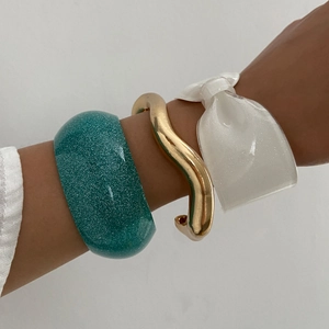 Set di tre bracciali impilabili con resina verde, curva dorata e fiocco color crema