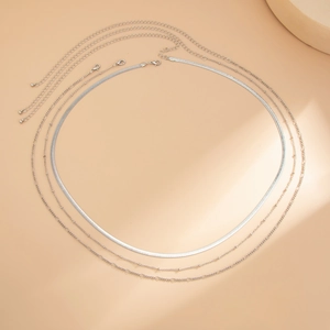 Dettaglio del set di tre catene d'argento con maglie a serpente e tipo Figaro