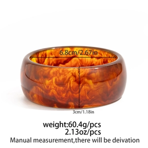 Dettaglio del bracciale in resina con misure diametro interno 6.8cm e altezza 3cm