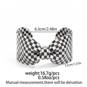 Dettaglio macro del bracciale in resina a scacchi con misure 6,3 cm e 3,5 cm altezza