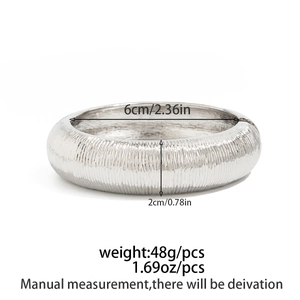 Specifiche dimensionali del bracciale rigido in metallo argento con trama verticale