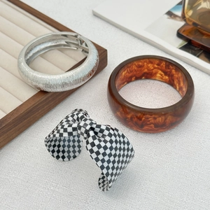 Set di tre bracciali in argento testurizzato, resina tartarugata e motivo a scacchi