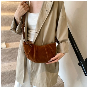 Sac croissant en daim marron avec plis élégants et détail de nœud sur la bandoulière