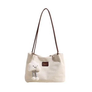 Borsa a tracolla intrecciata crema con manici marroni e ciondolo a forma di nuvola