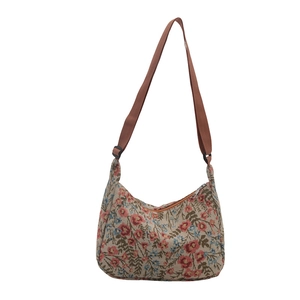 Sac bandoulière floral ethnique avec sangle marron et tissu jacquard élégant