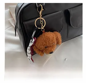 Gros plan détaillé d'un porte-clés en peluche de chien marron sur un sac à main en cuir noir