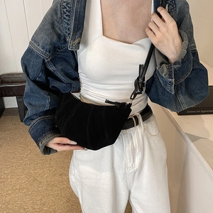 Borsa a spalla nera a pieghe stile croissant indossata da una modella per lo stile
