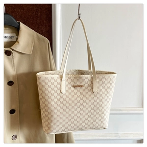 Détail du sac cabas blanc cassé avec motif M et plaque logo métallique JINGPIN sur le devant