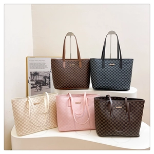 Collection de cabas rétro avec motif jacquard M disponible en cinq couleurs