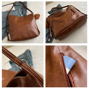 Dettagli della borsa vintage marrone con tracolla regolabile e ciondolo a orsetto