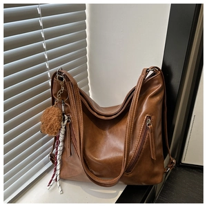 Borsa tote retrò in pelle marrone con cerniere e un simpatico ciondolo a orsetto