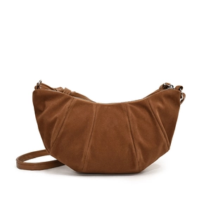 Borsa a tracolla a mezzaluna in camoscio marrone caramello con elegante design a pieghe