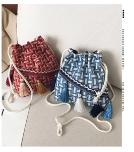 Dettagli di borse a secchiello in tweed con nappe colorate e coulisse a catena intrecciata