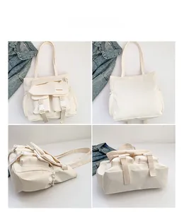 Détails du sac fourre-tout crème avec poches cargo, boucles et accents de cordon