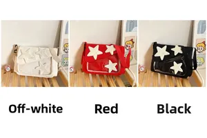 Dettaglio delle borse a tracolla in tela con stelle in bianco sporco, rosso e nero