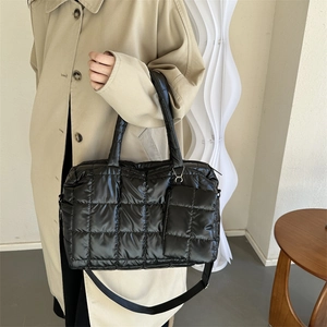 Détail du sac cabas matelassé noir avec pochette assortie et bandoulière réglable