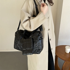 Sac hobo matelassé noir avec petite pochette assortie et bandoulière large